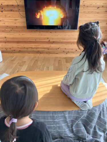 子どもが映画を見る